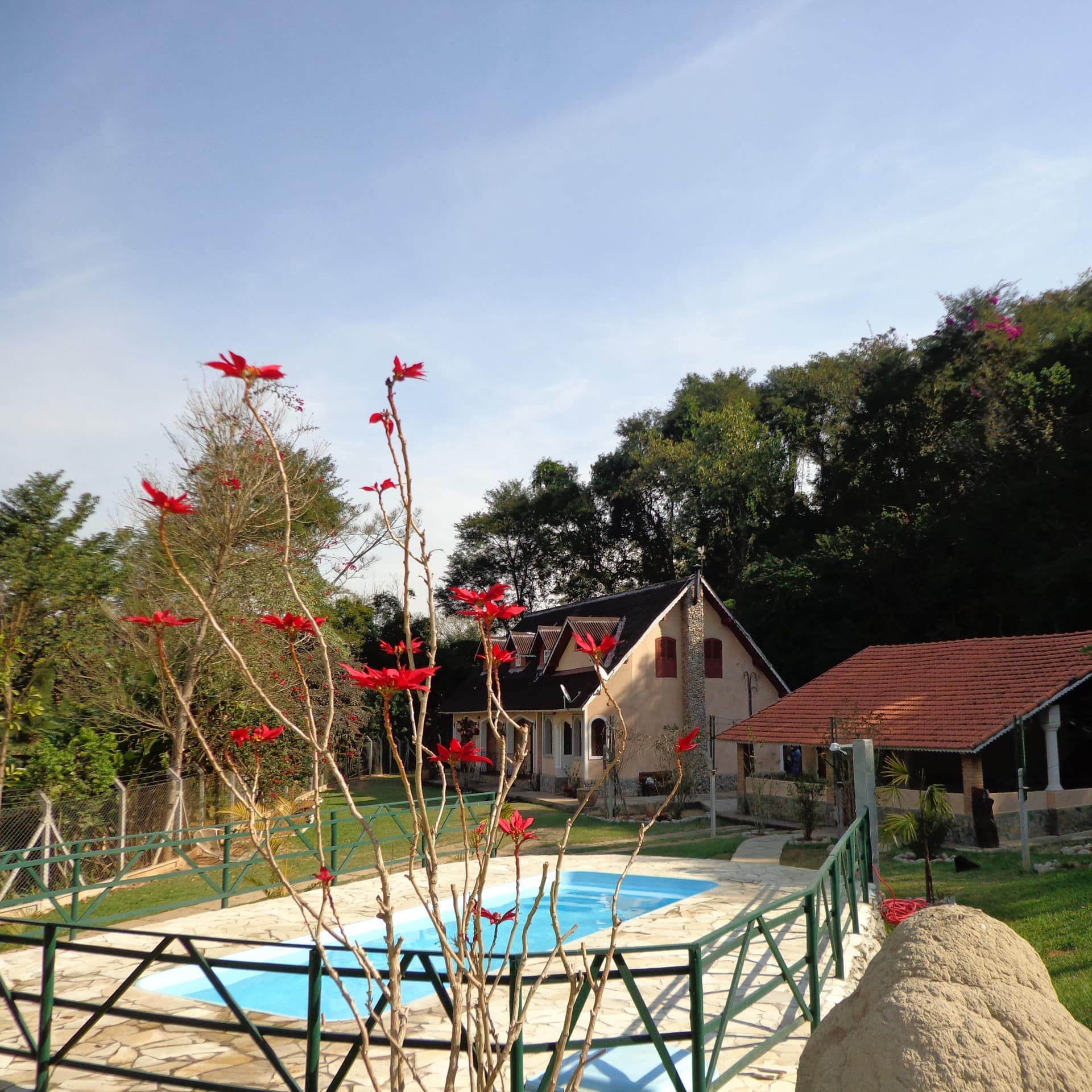 Sítio amplo em Paraibuna, com uma linda casa decorada, piscina no quintal e de muita natureza ao redor.