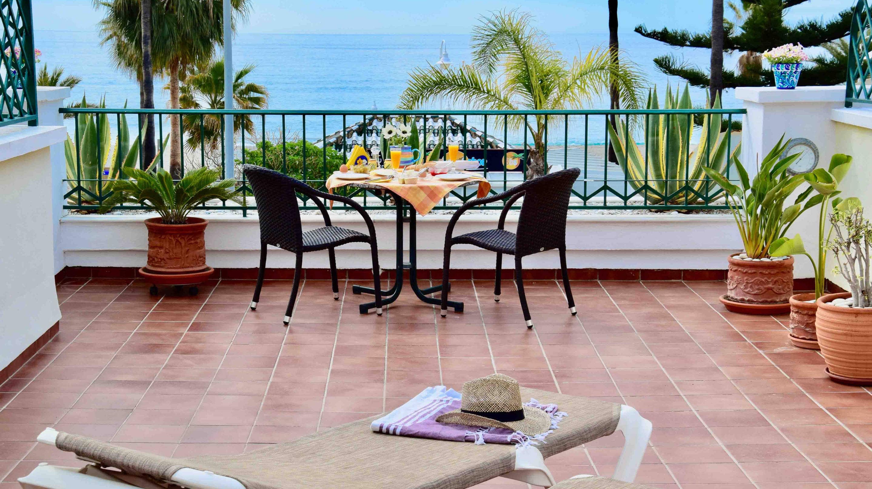 Upplev ett välkomnande semesterklimat när du hyr lägenhet i Nerja