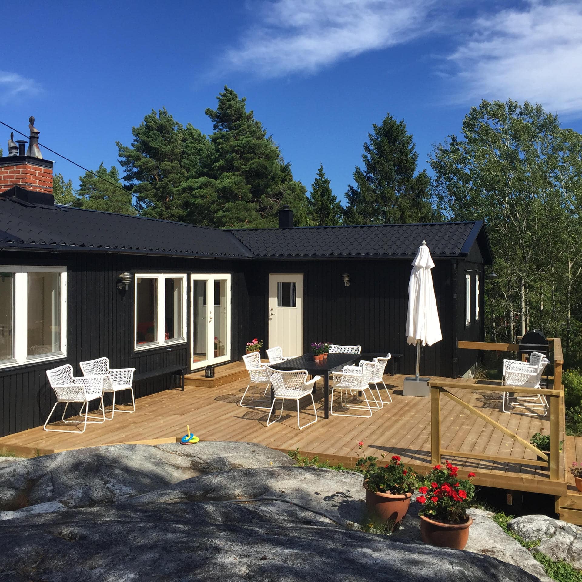 Svart stuga med rymlig uteplats