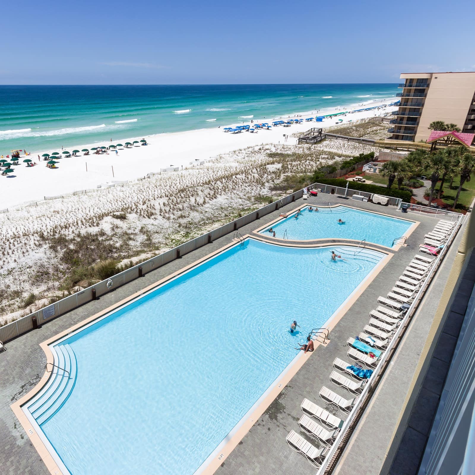 A stunning condo with a big pool is right by the white sands of Fort Walton Beach