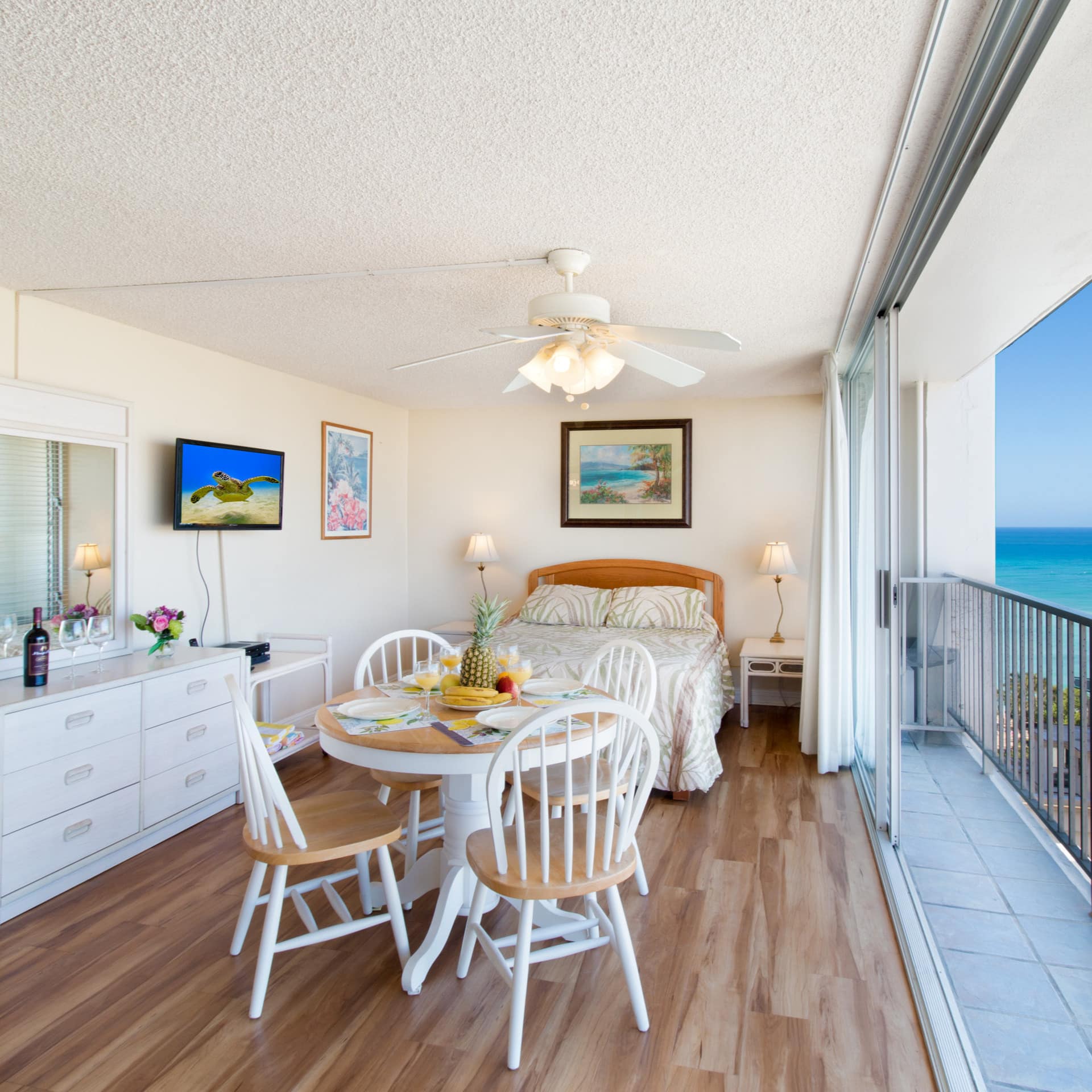 Condo with ocean views and sun terrace in Waikiki, Hawaii