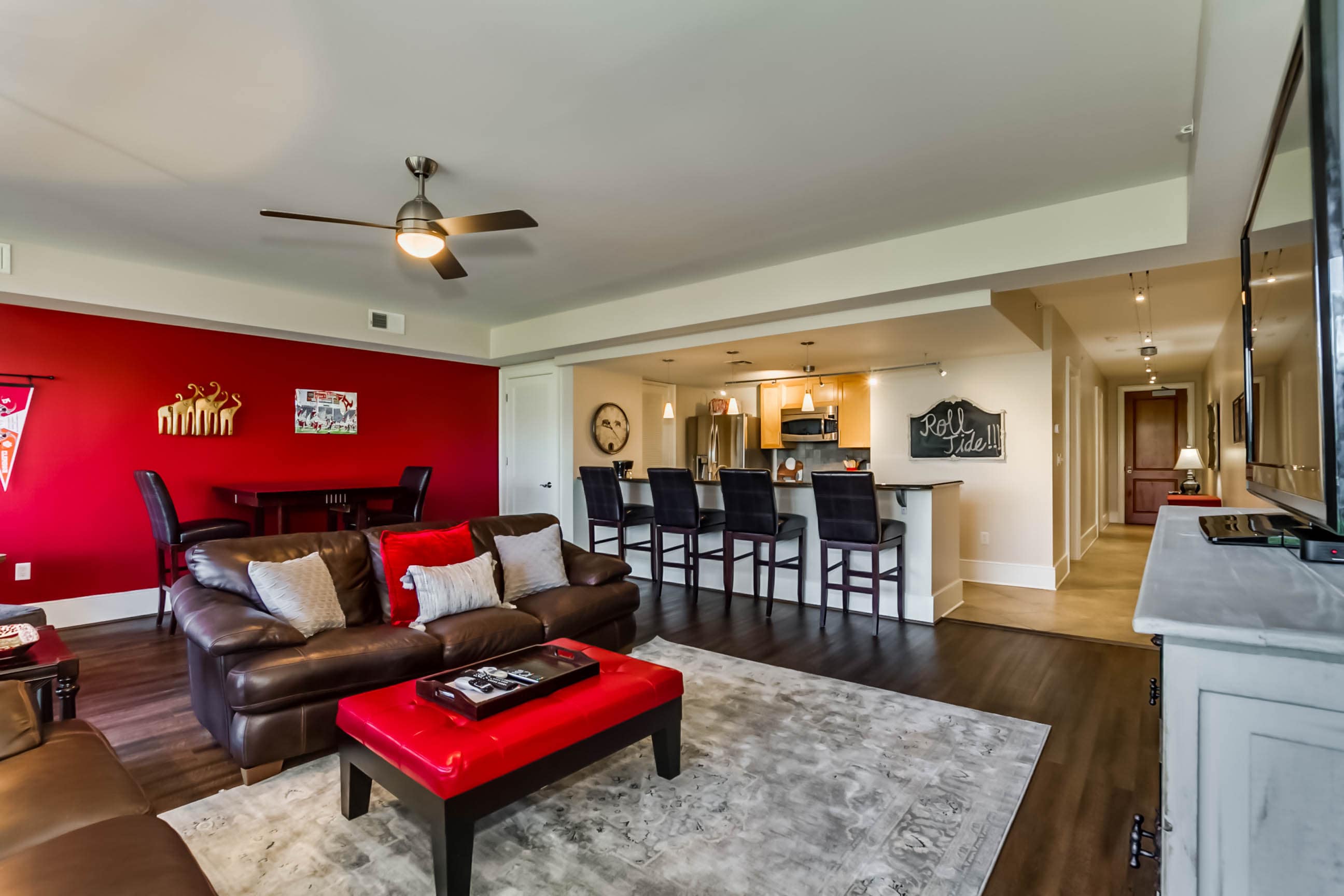This University of Alabama–themed home has “Roll Tide” signs and elephant wall decorations.