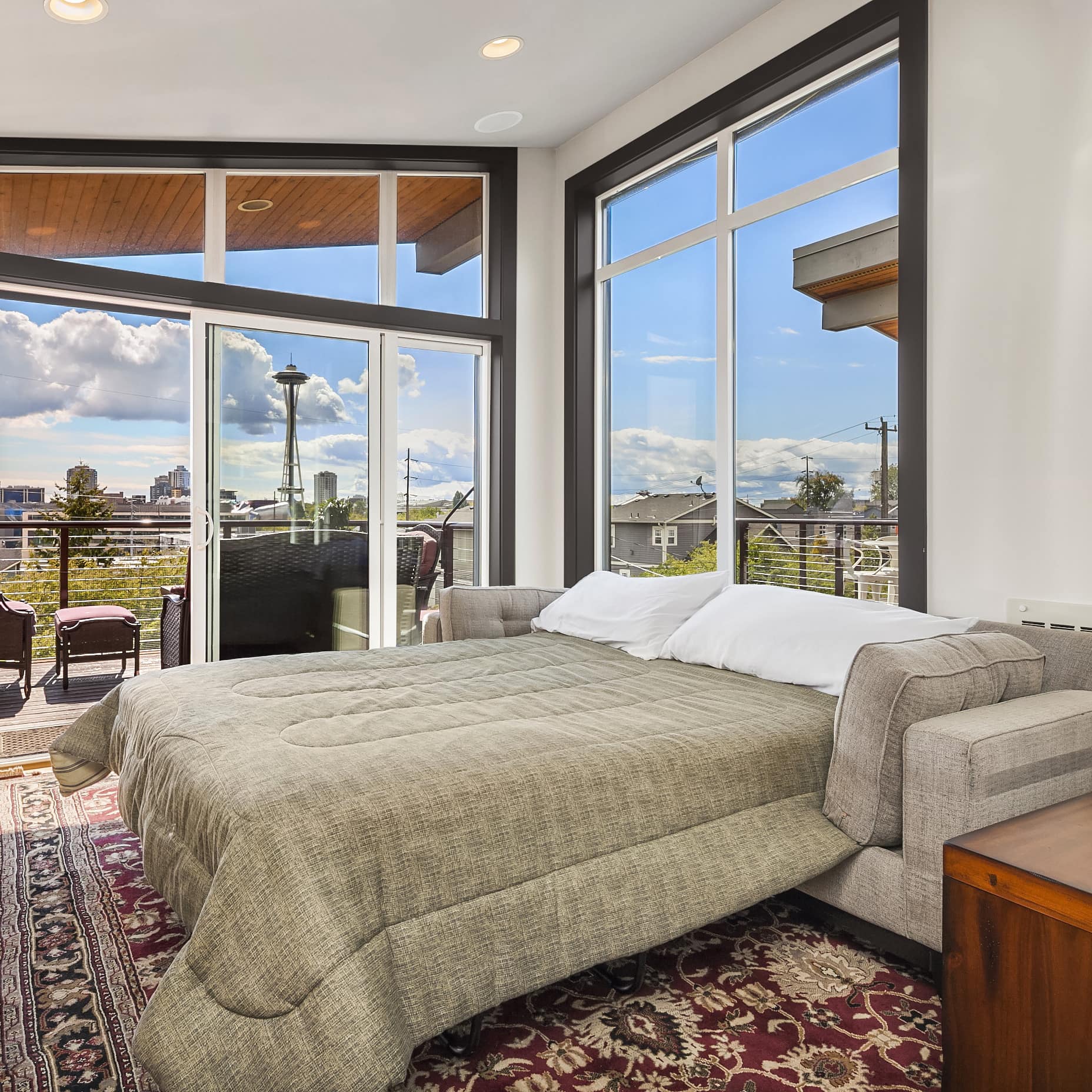 Luxury apartment with views of Seattle skyline and Space Needle