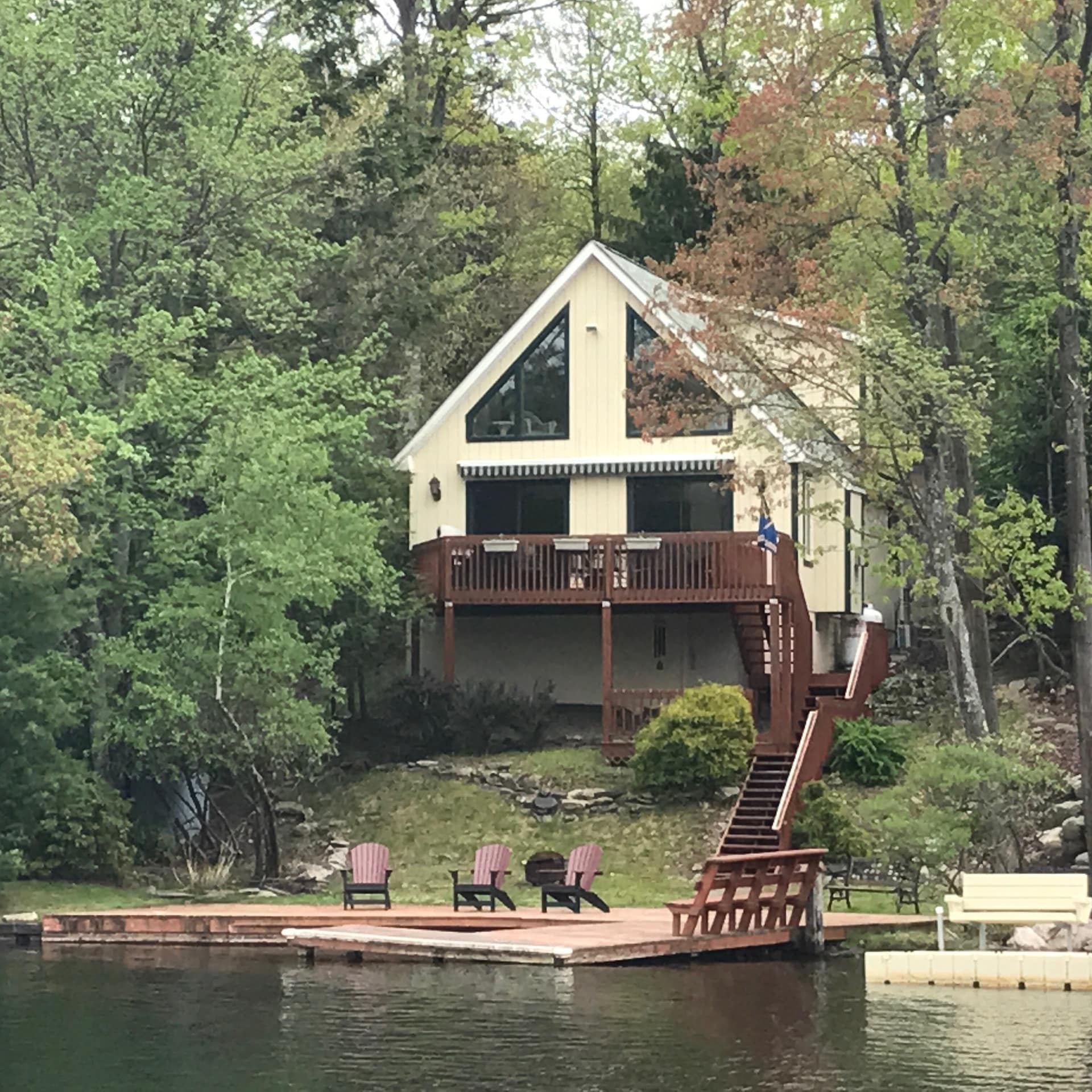 A lakefront vacation house rental with a private dock at Lake Harmony