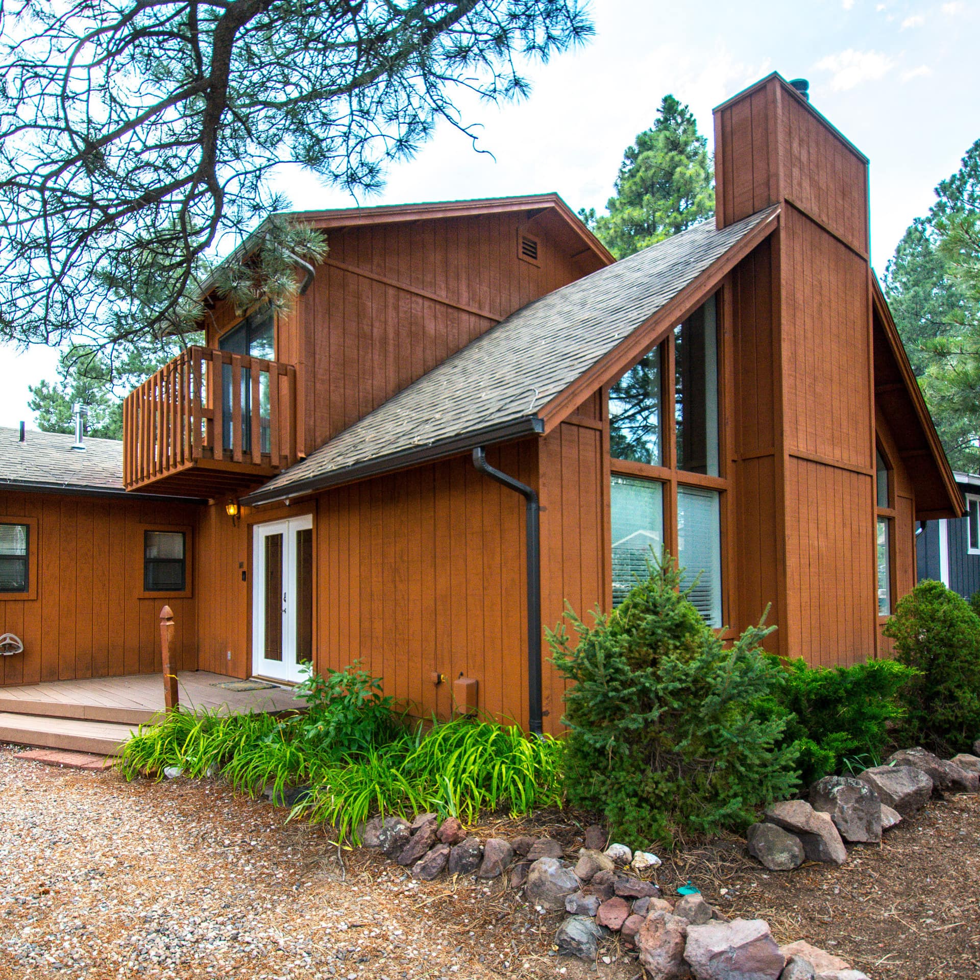 A spacious Flagstaff cabin rental with a loft and a backyard surrounded by Ponderosa pine trees