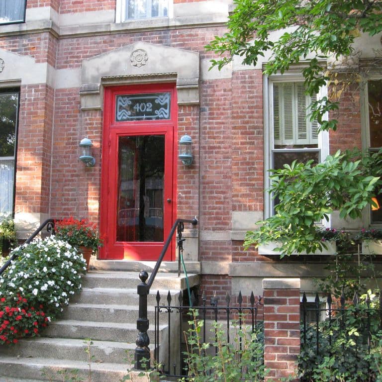 Historic terrace apartment on a tree-lined street in Lincoln Park, Chicago
