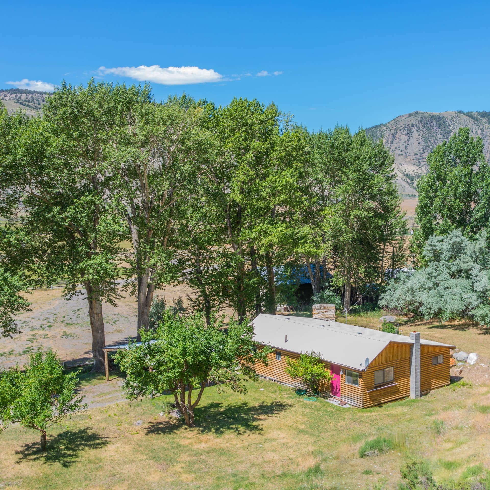 This family-friendly cabin sits surrounded by greenery in a peaceful setting