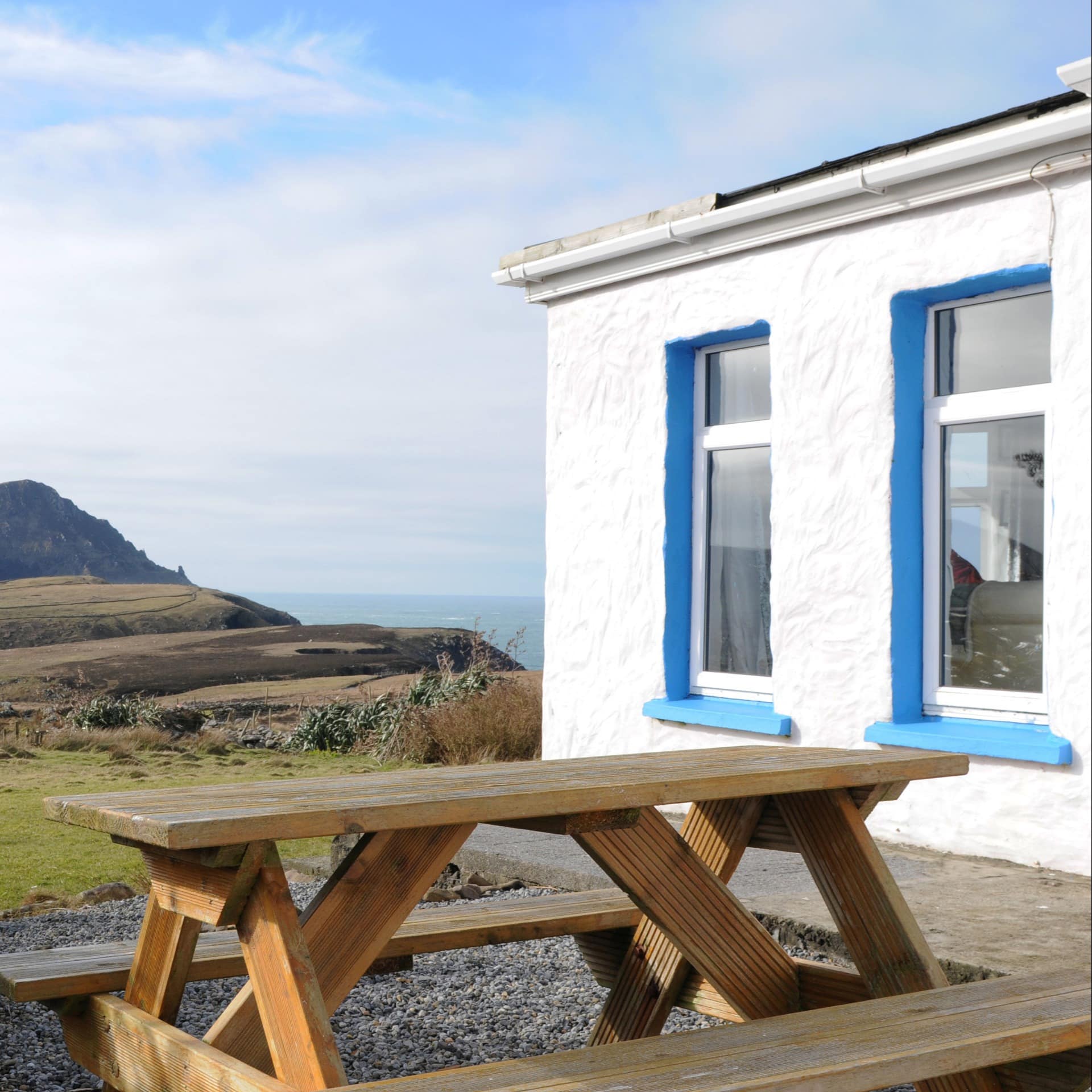 A charming cottage on the Dingle Peninsula with outdoor space and ocean views