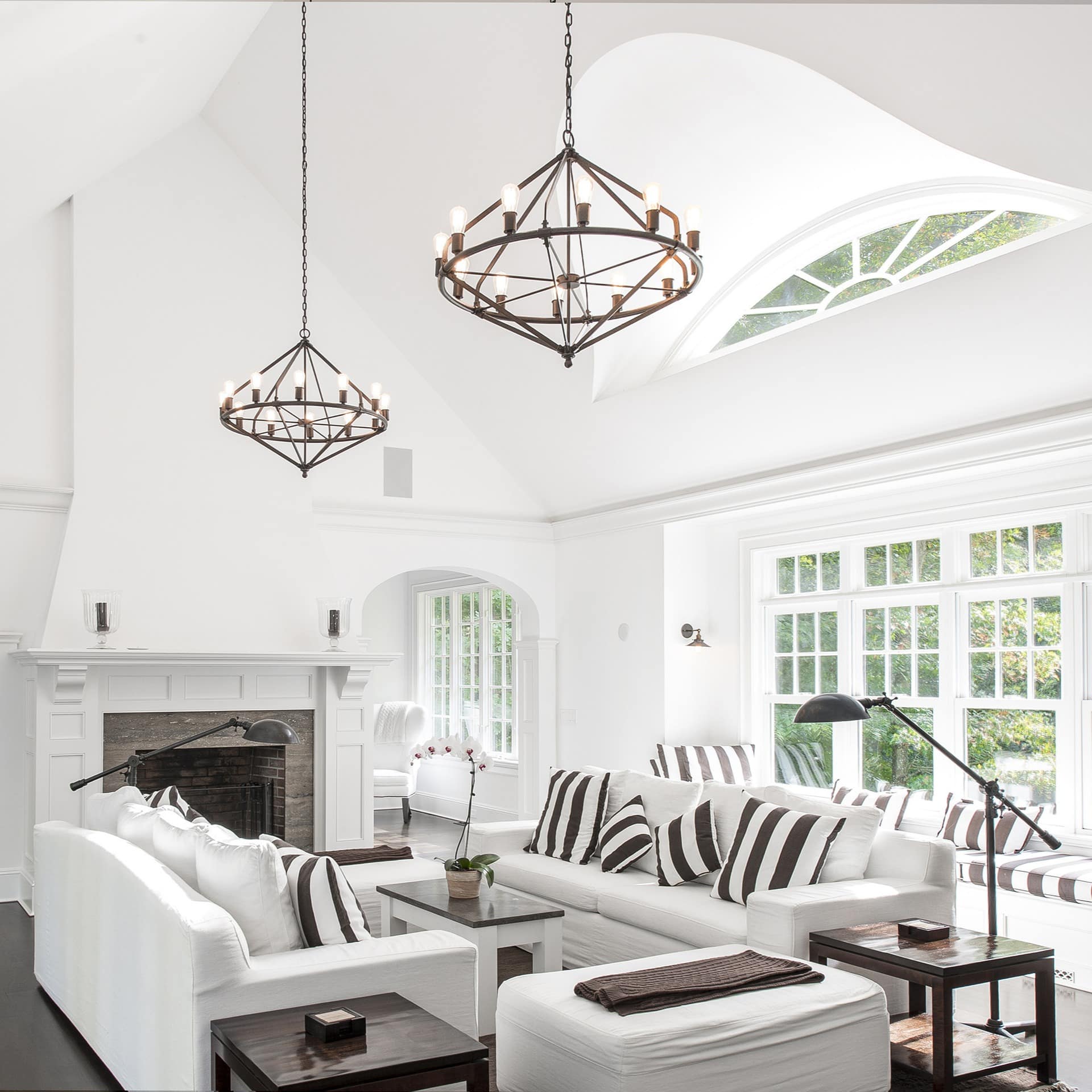 A whitewashed lounge with designer furniture in a mansion in New York