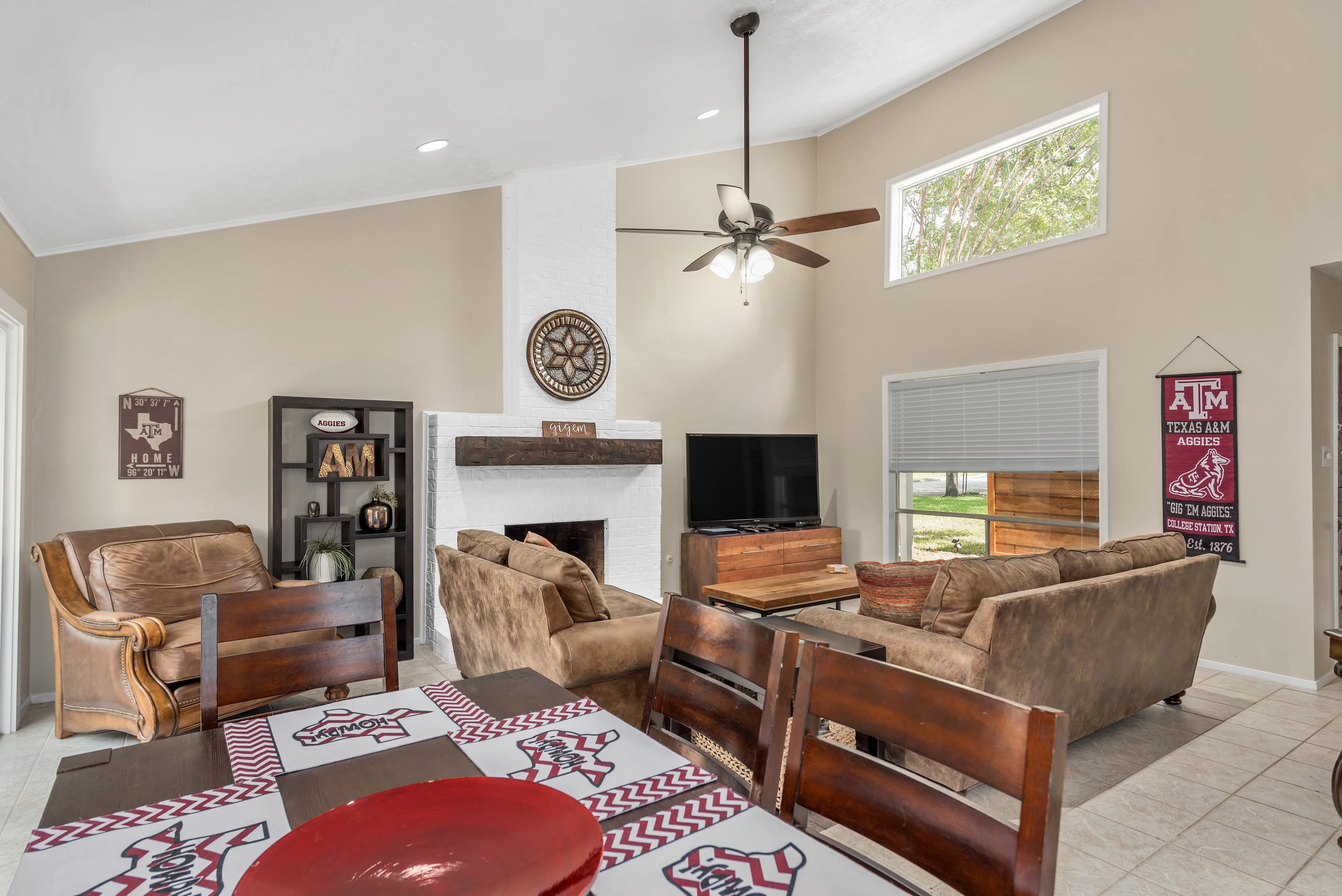 This Texas A&M–themed house has “howdy” placemats and “Gig ‘Em Aggies” wall hangings.