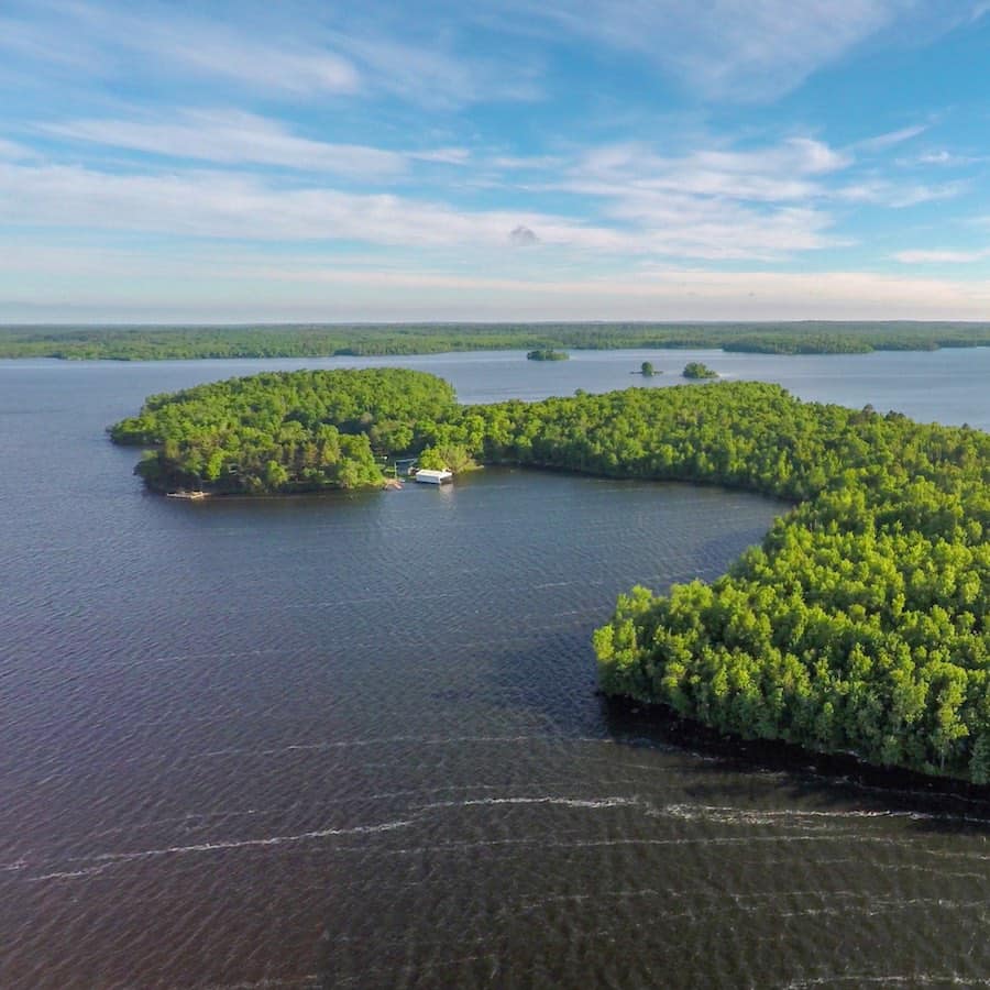 This private island is located on a excellent fishing lake with a pontoon boat available for guests to rent
