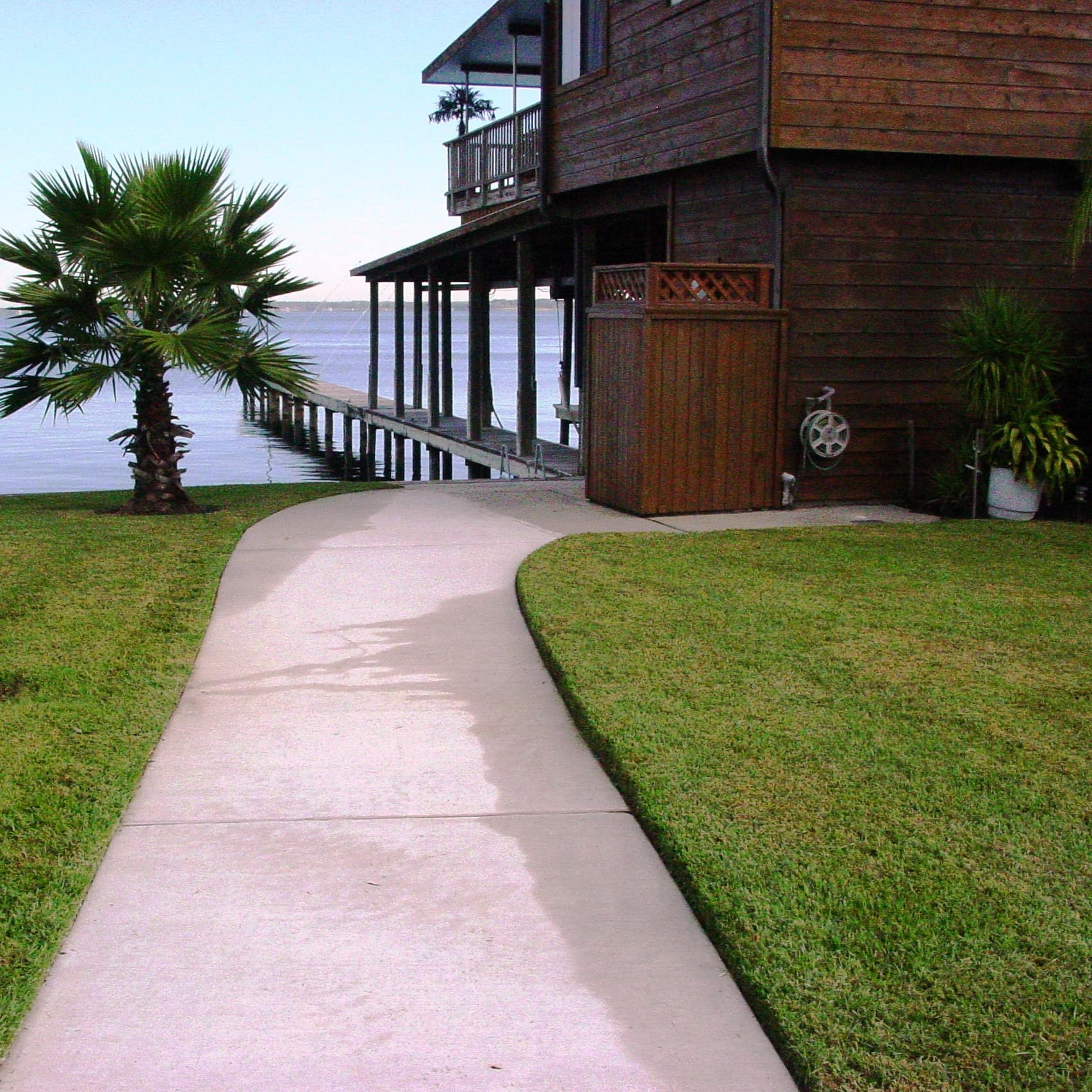 A lakefront vacation rental with a private fishing pier at Lake Conroe