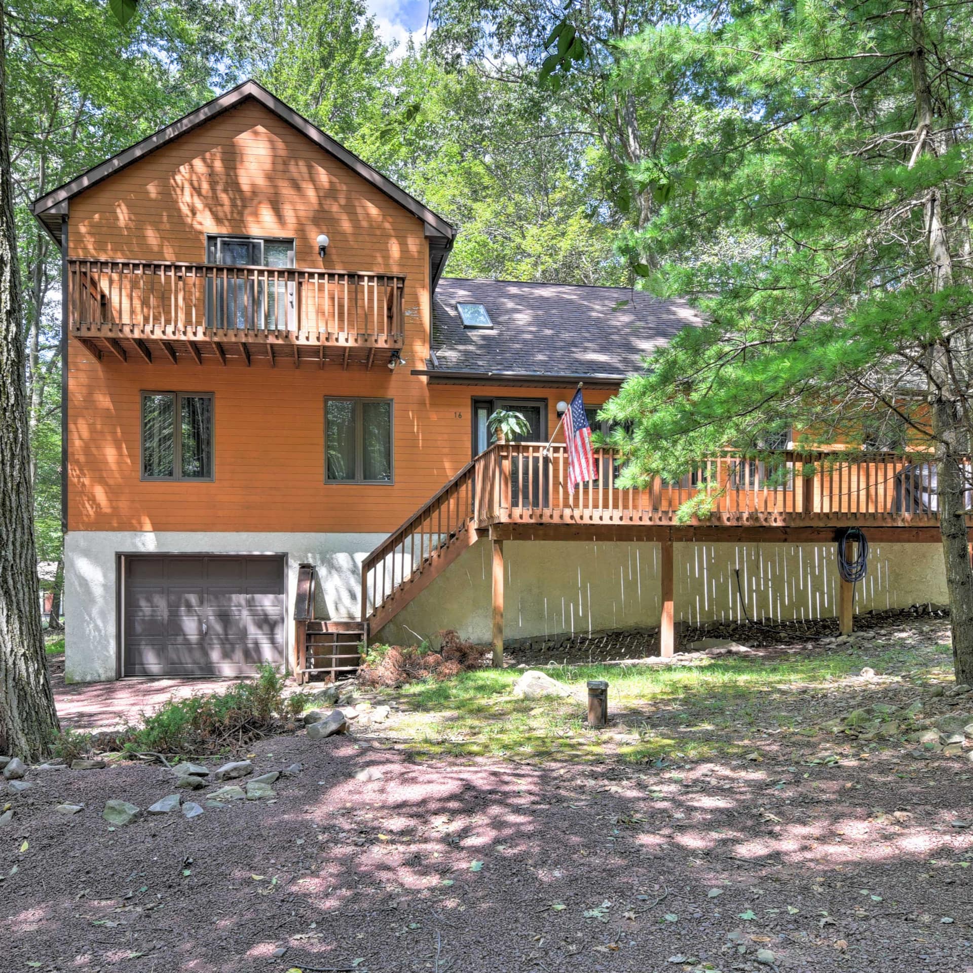 A secluded cabin rental at Lake Harmony