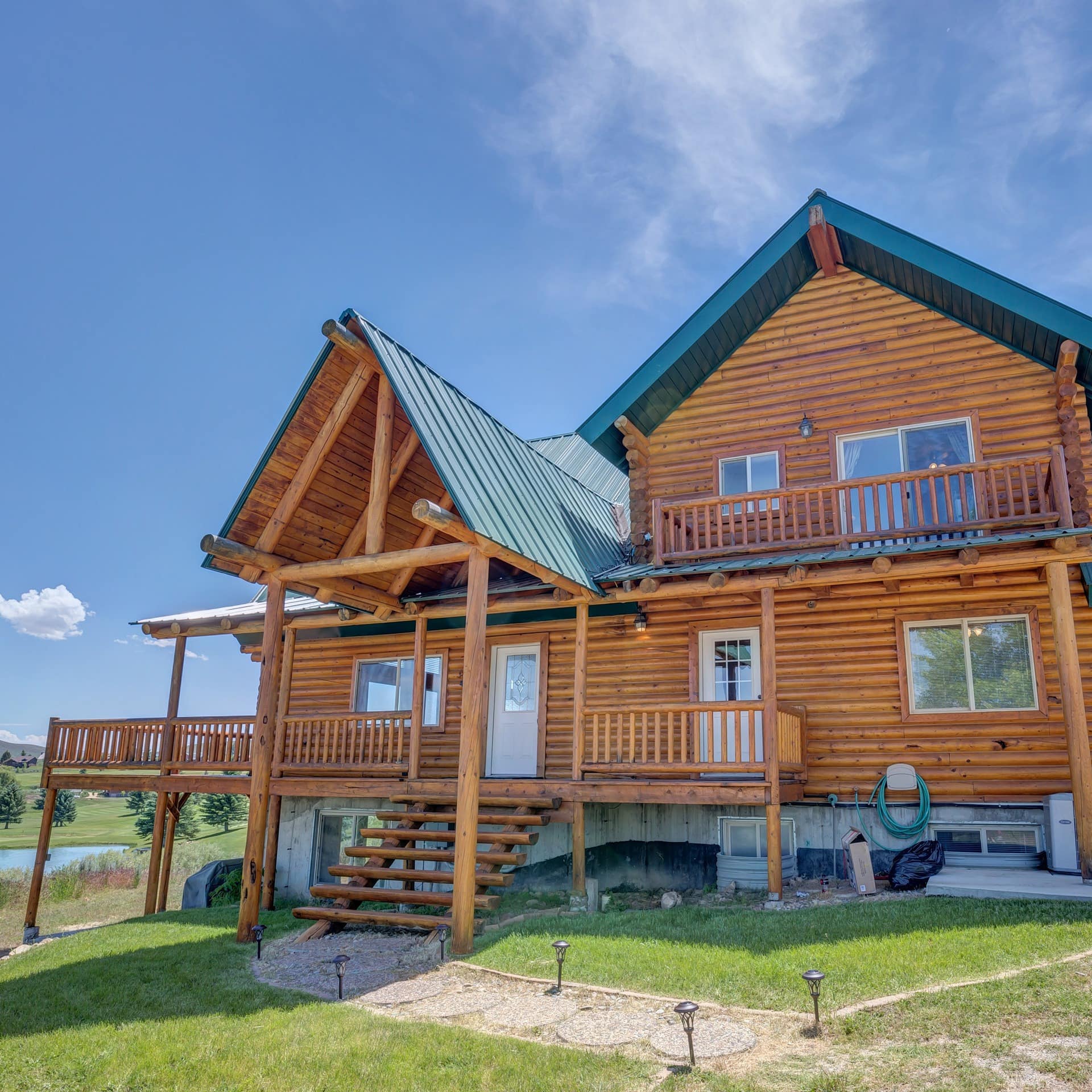 Huge multi-story log cabin suitable for large groups