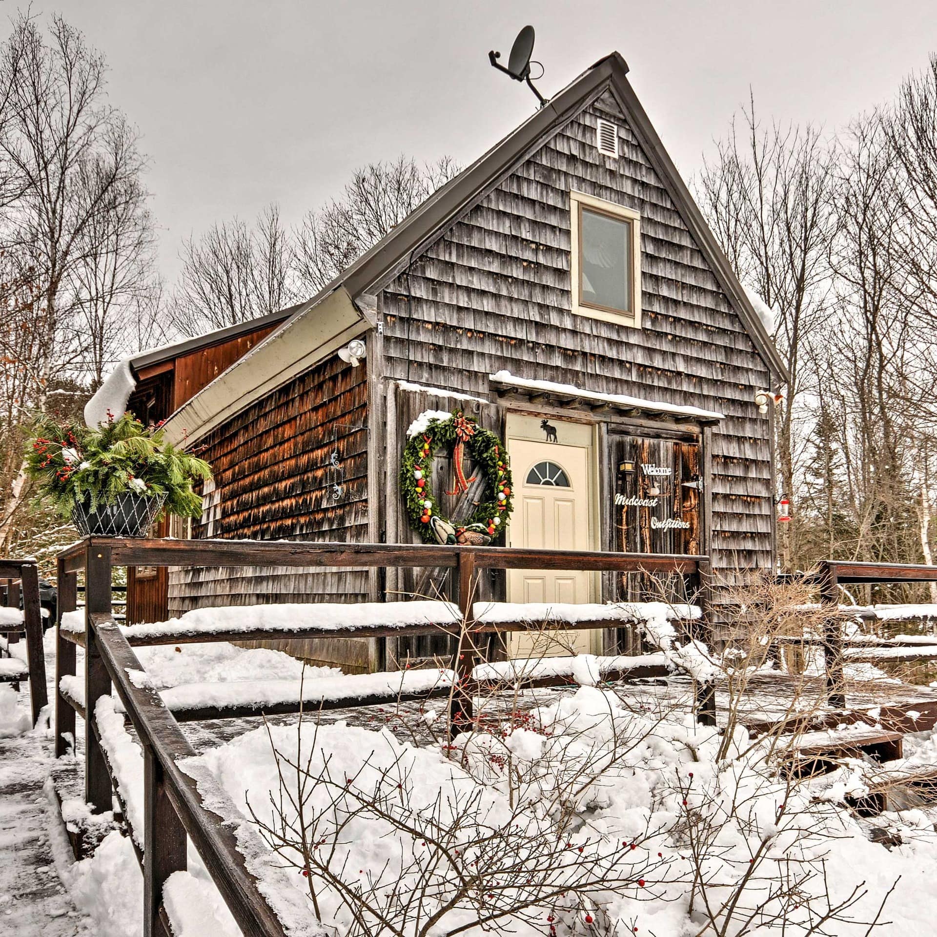 A winter cabin rental in Maine decorated for the holidays