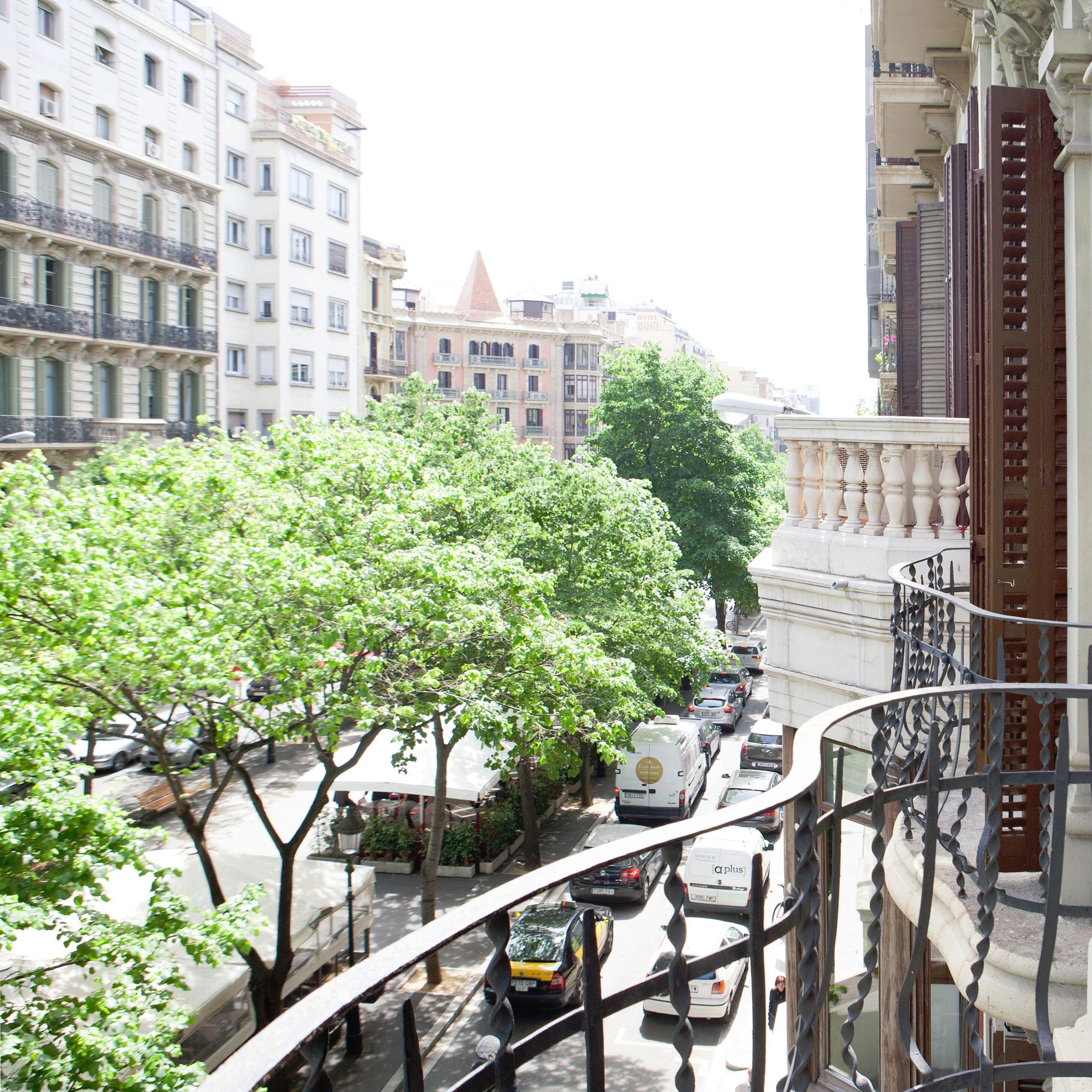 A chic apartment rental with balcony in Barcelona