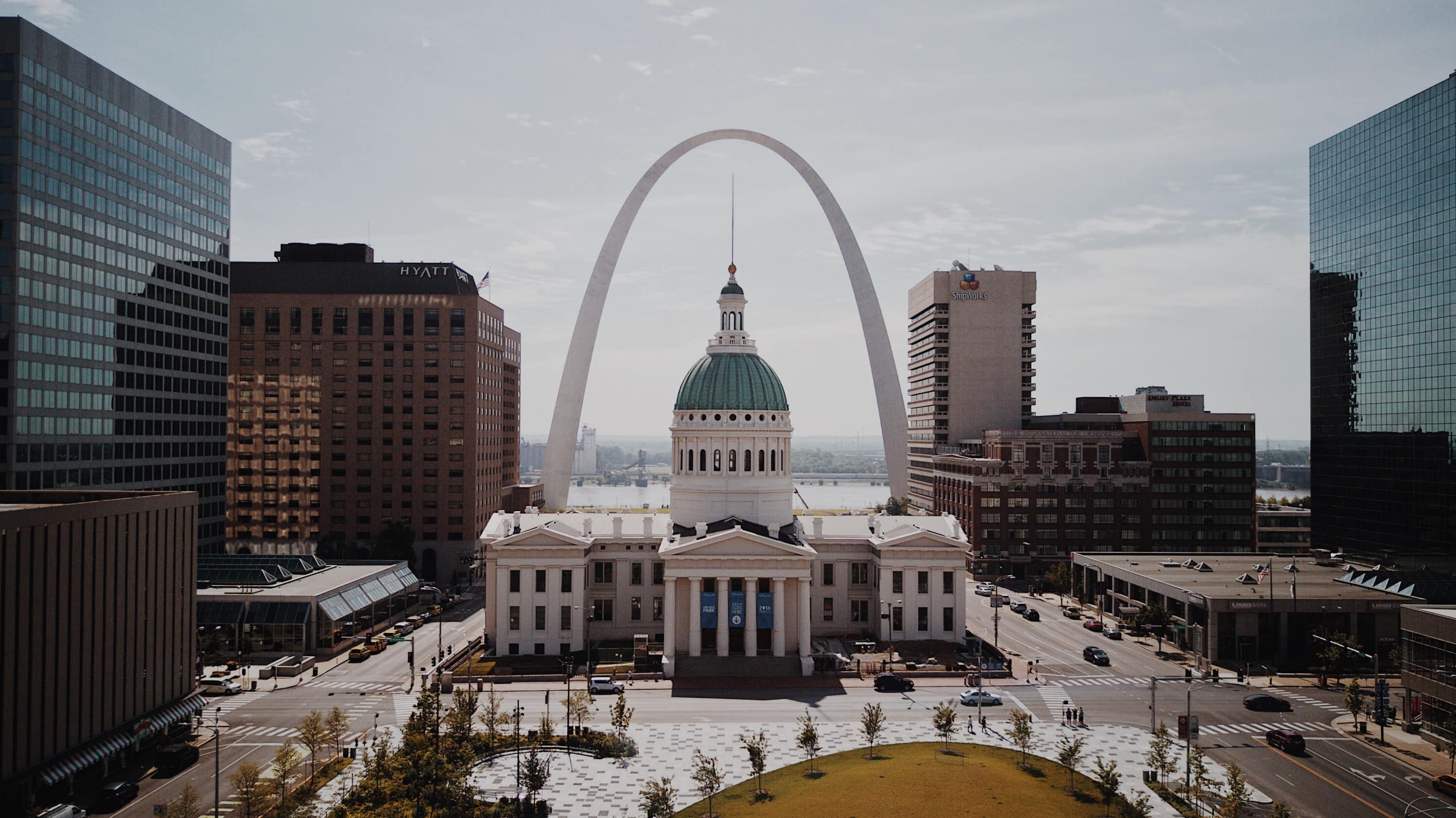 This is an image of downtown St. Louis featuring the Gateway Arch above the Old St. Louis County Courthouse.