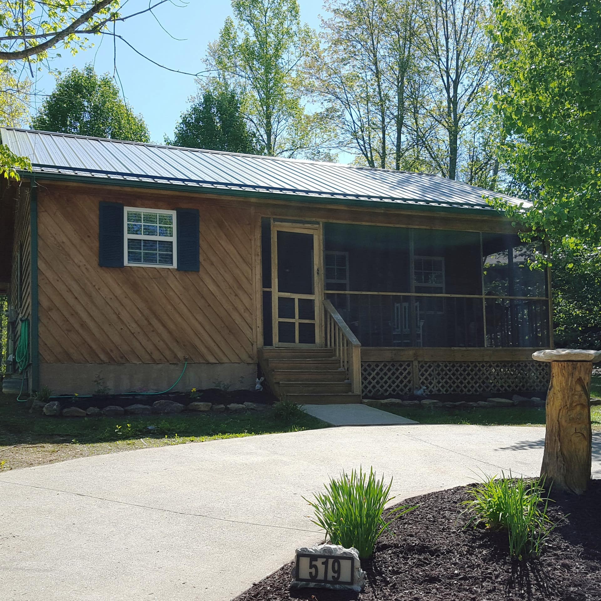 Along with a hot tub, this laid-back cabin features a fireplace, a screened-in porch, and a garden with a fire pit.