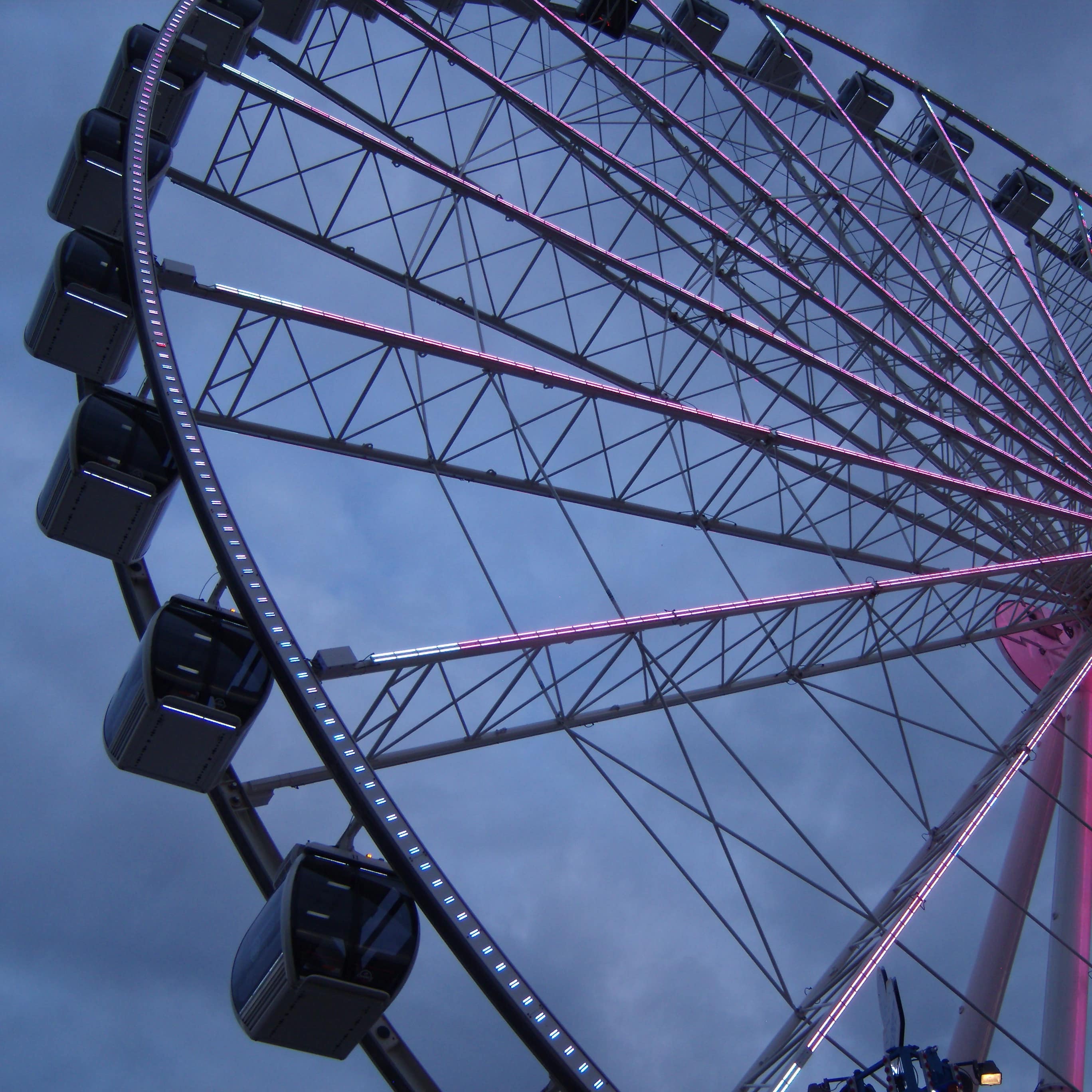 Ferris wheel at Pigeon Forge in evening light