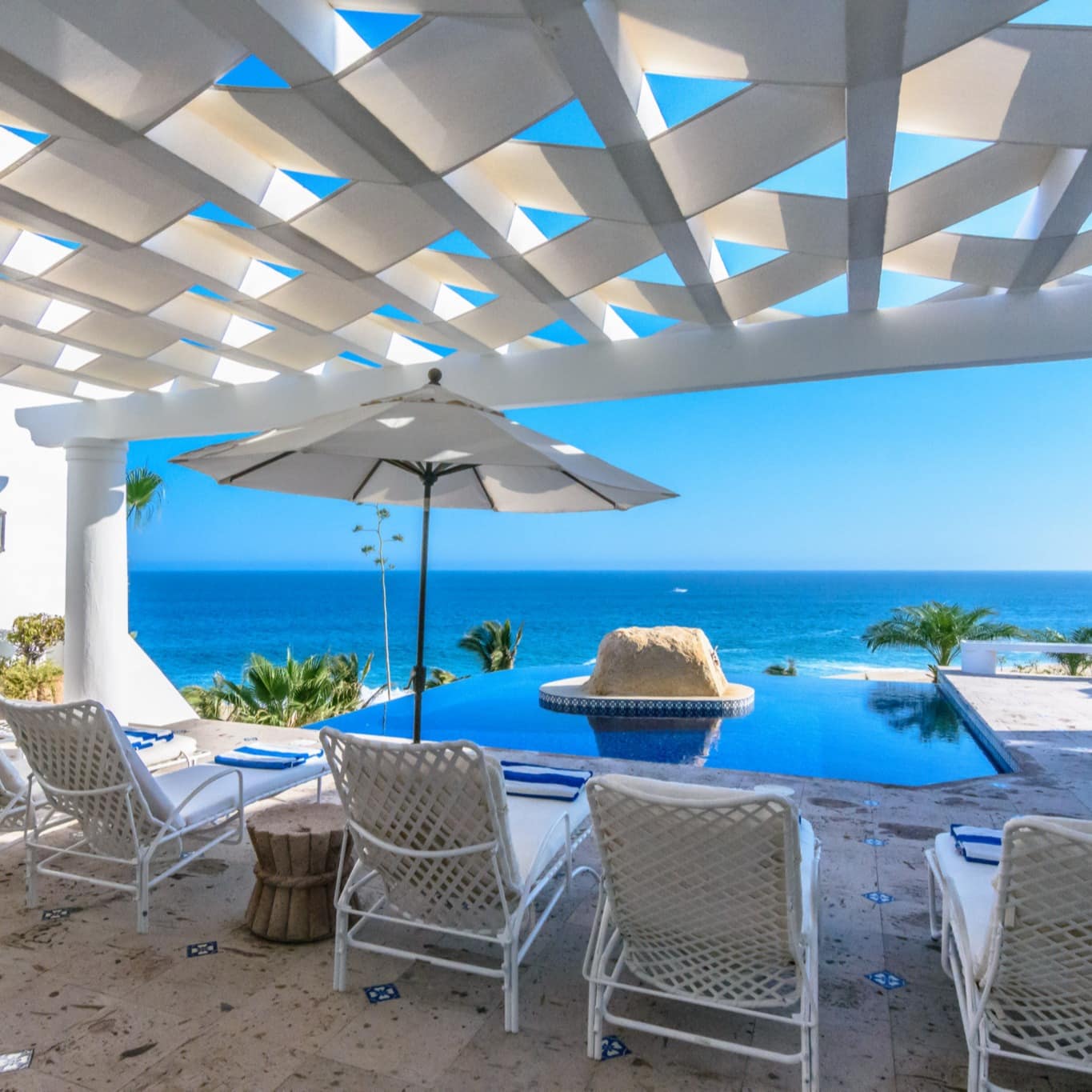 A luxury ocean-view villa with a porch with an infinity pool in Baja California