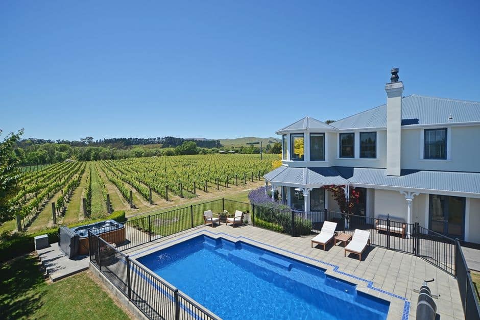 The Lismore House and Vineyard features a private pool and sleeps up to 12 guests