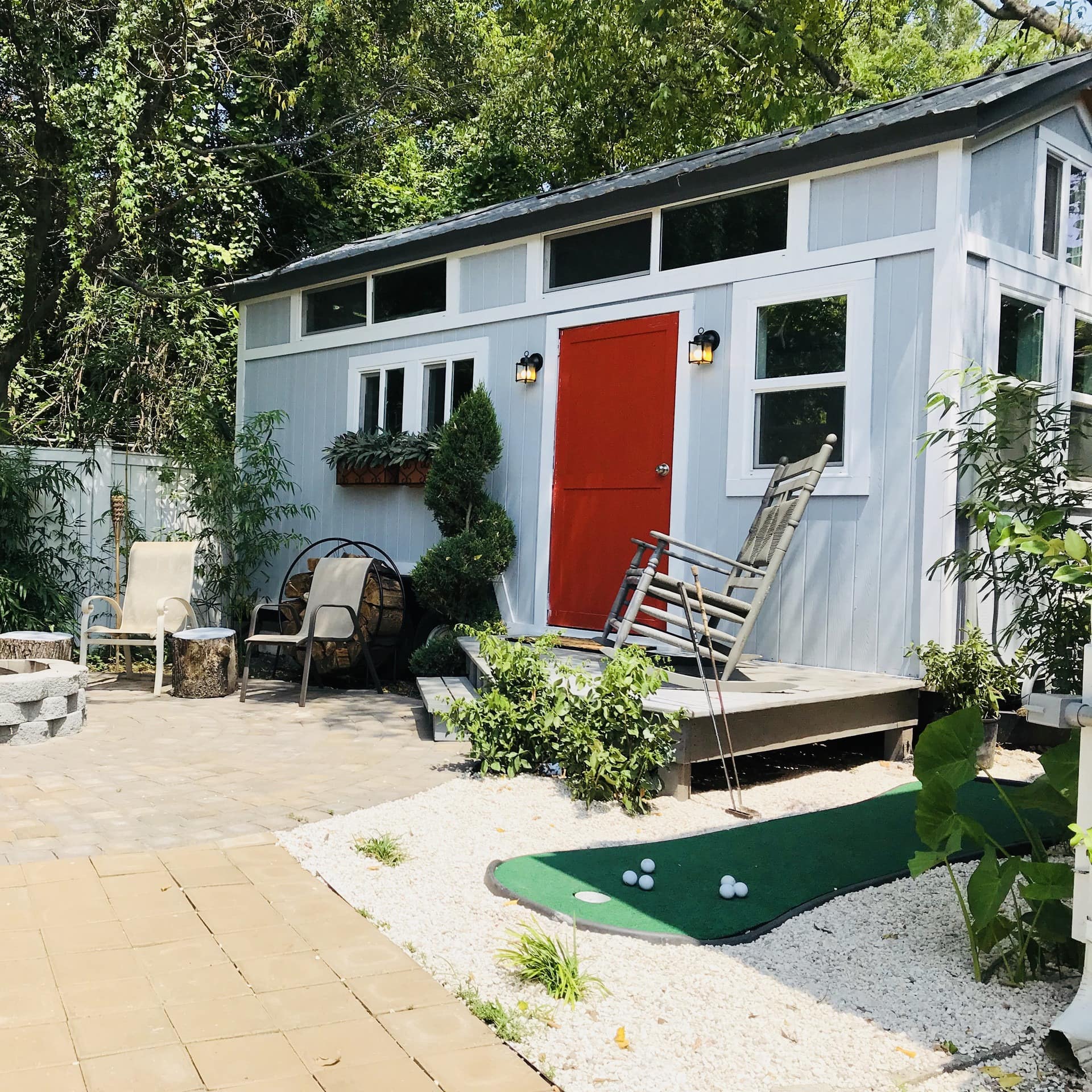 A downtown Charleston cabin rental with mini-golf facilities and a fire pit surrounded by chairs