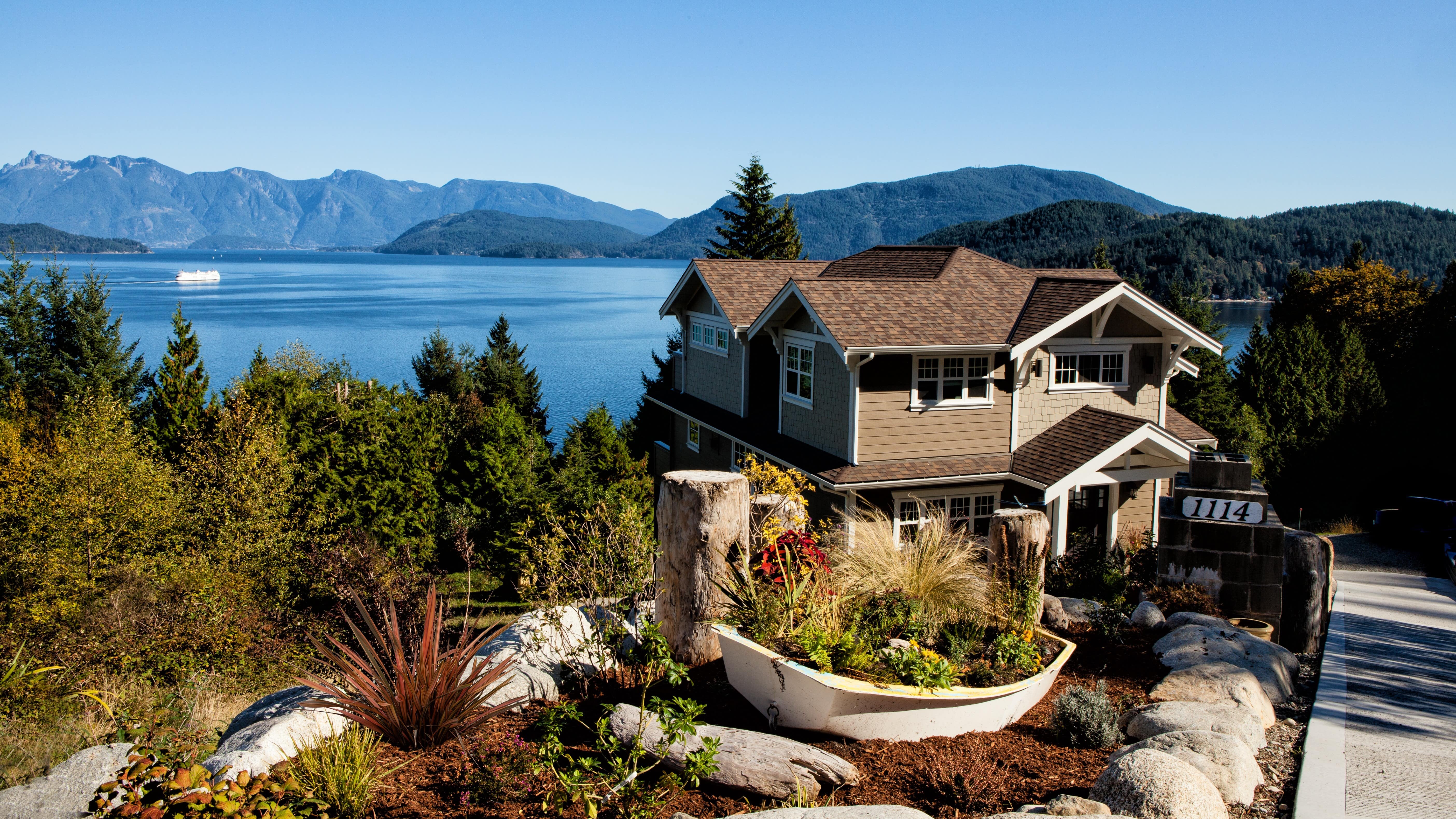 Many vacation rentals have breathtaking views of the lake