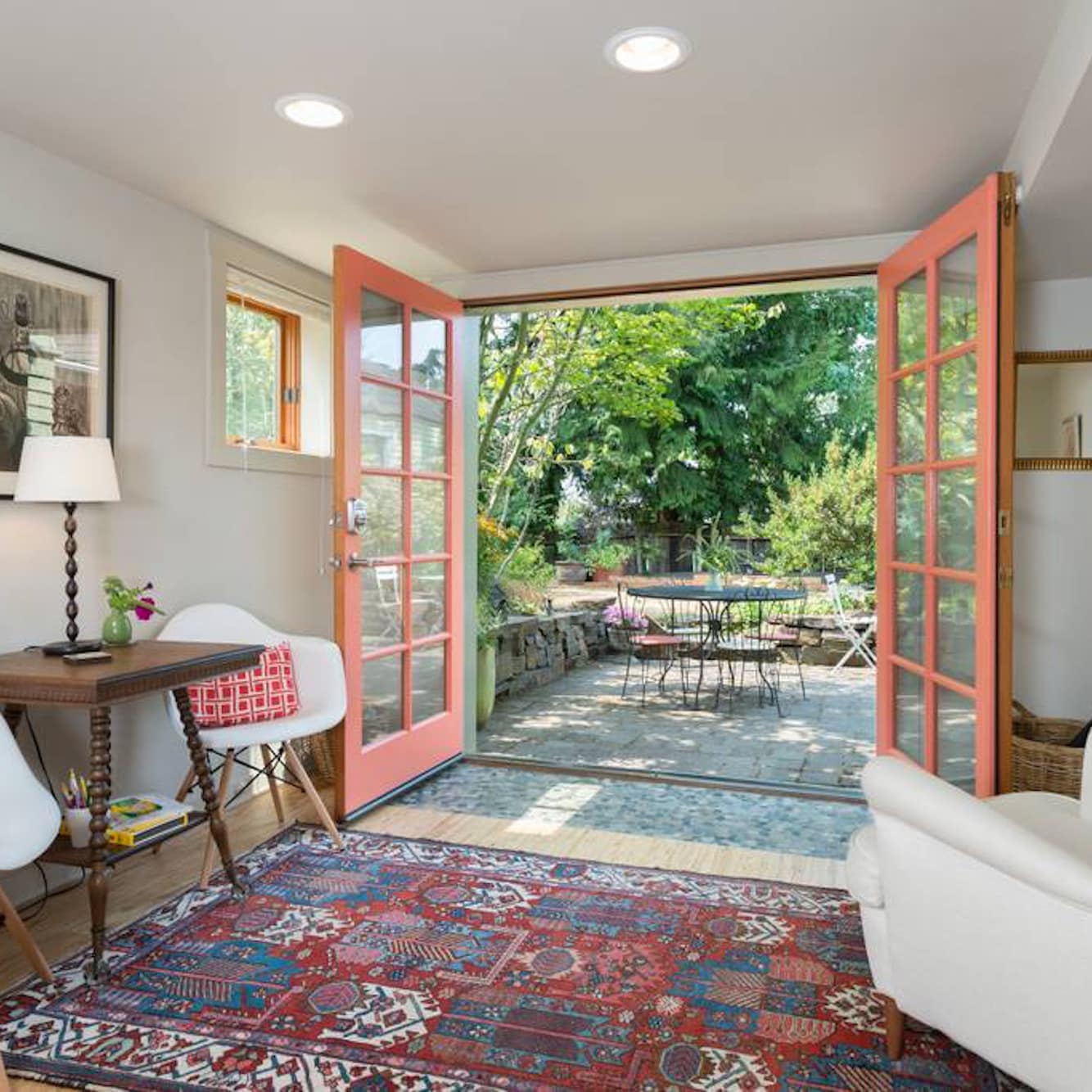 Cheap garden apartment with courtyard in Seattle