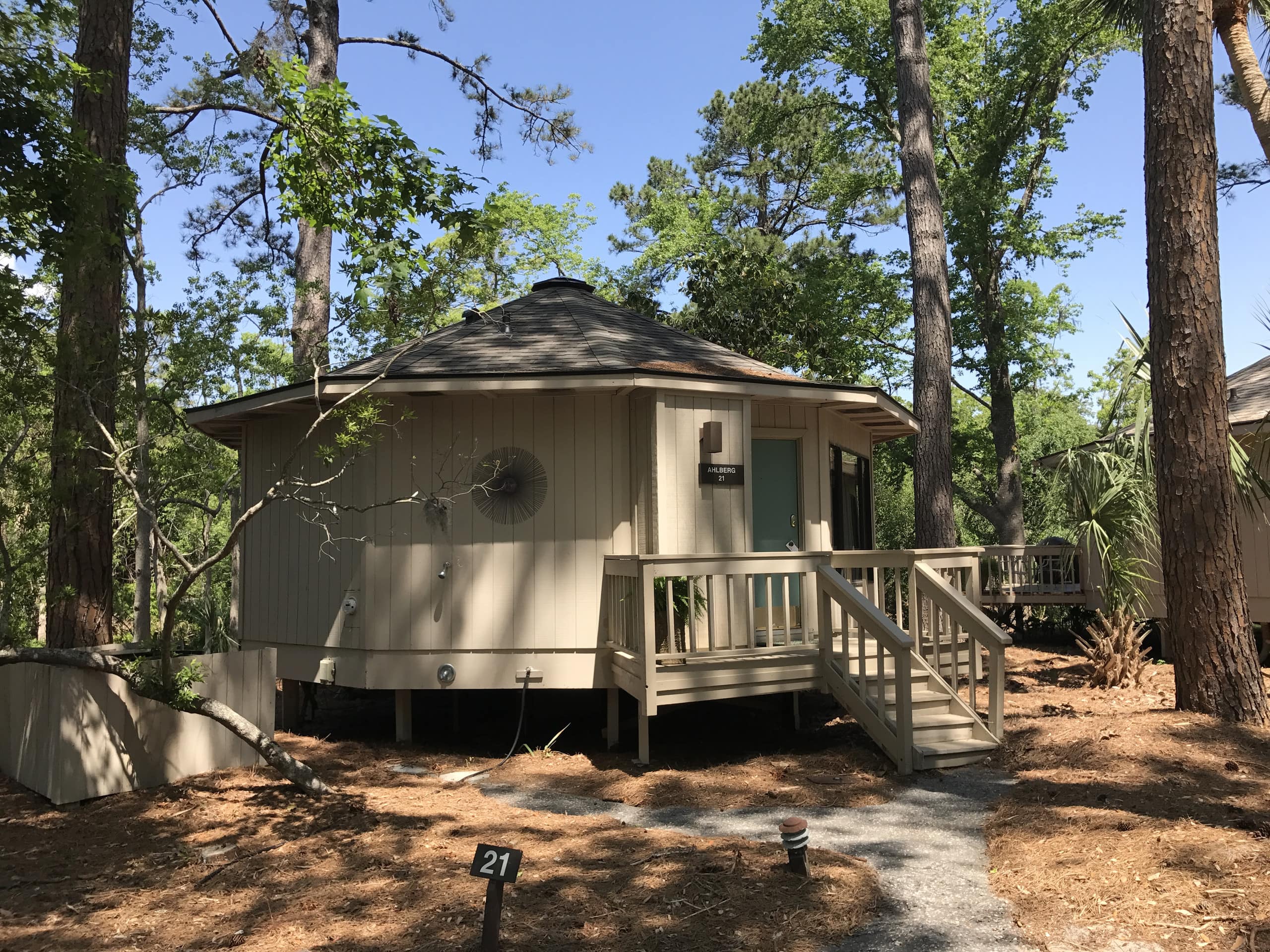 A 1-bedroom Hilton Head Island cabin rental flanked by tall trees