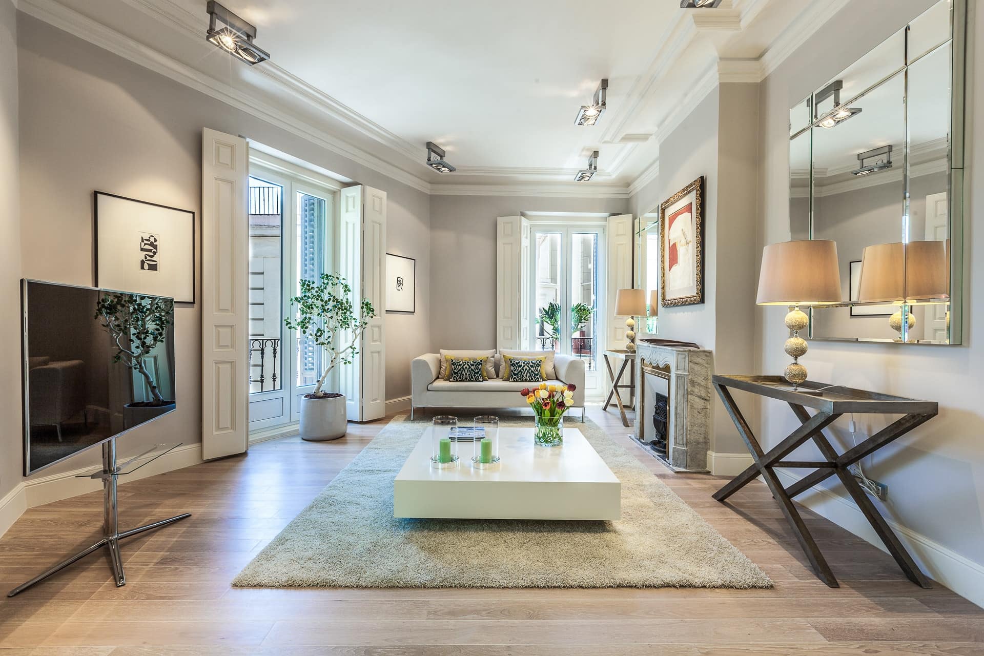 This spacious and bright three-bedroom apartment is located in the district of the Austrias