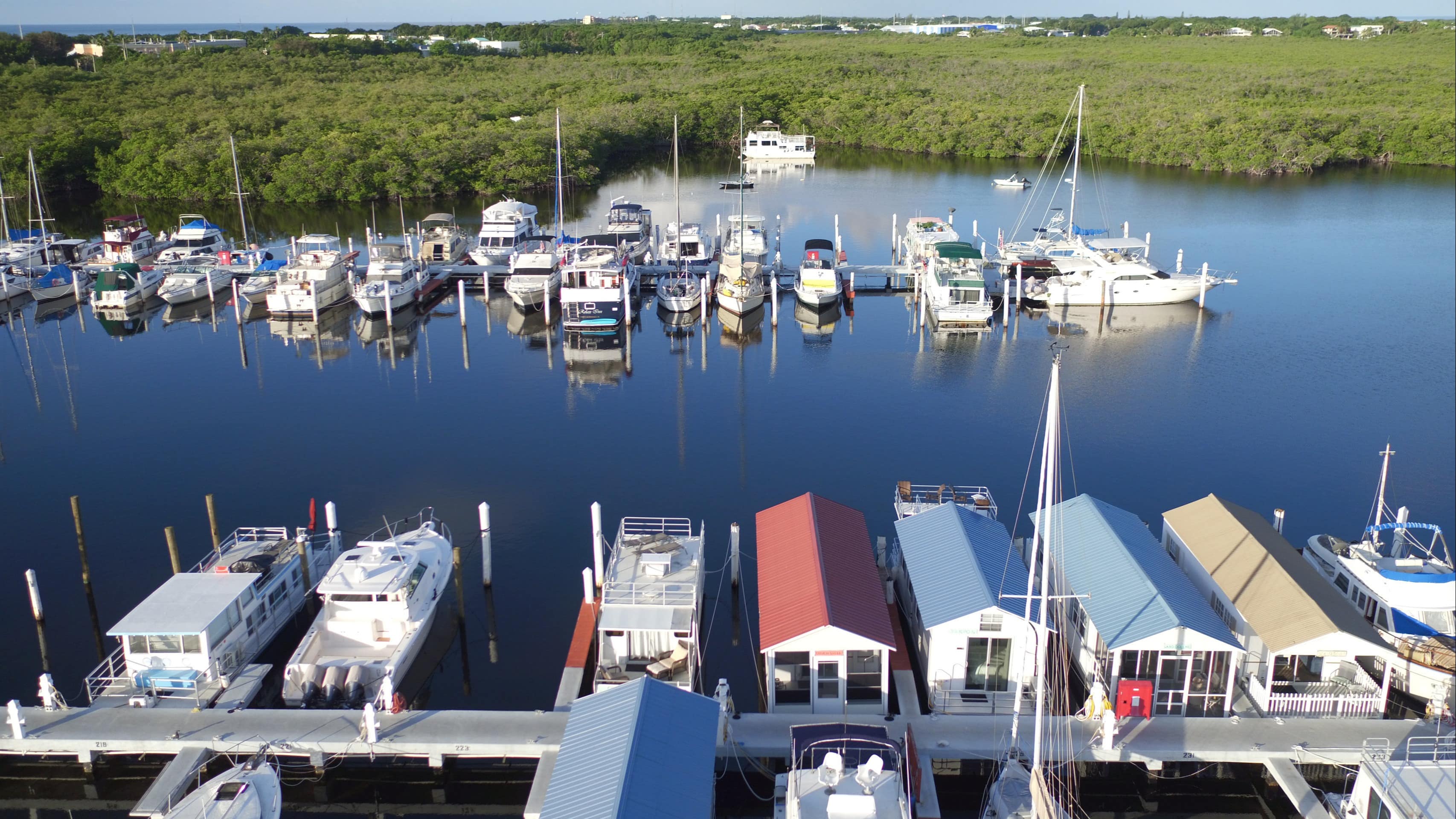 Discover popular destinations for Florida houseboat rentals